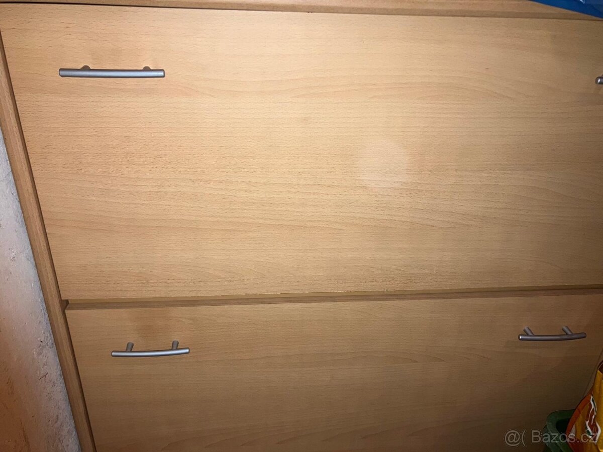 PĚKNÝ BOTNÍK S VYKLÁPĚCÍMI POLICEMI V DEKORU SVĚTLÉHO DUBU