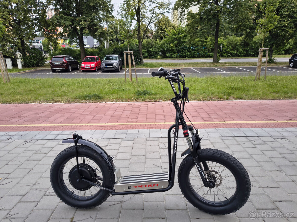 Elektrokoloběžka PERUT BAT, dojezd 88 km, bohatá výbava