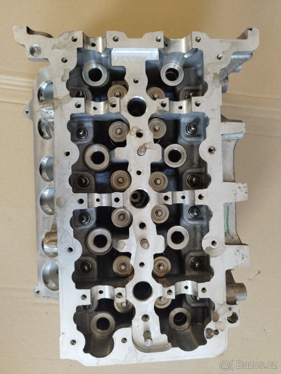 Hlava válců motoru 90352084F