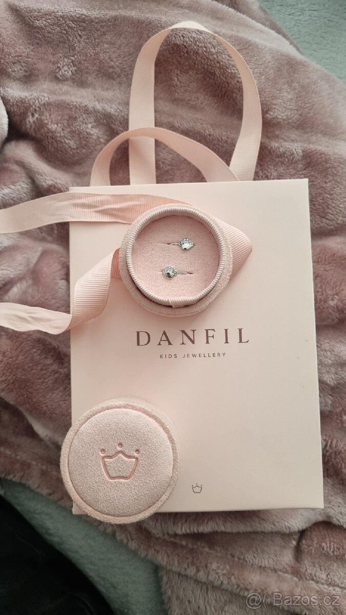 Dětskě náušnice Danfit s bílého zlata a kamínky.