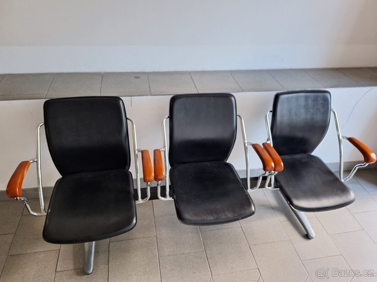 Trojmístná_čekárenská_lavice