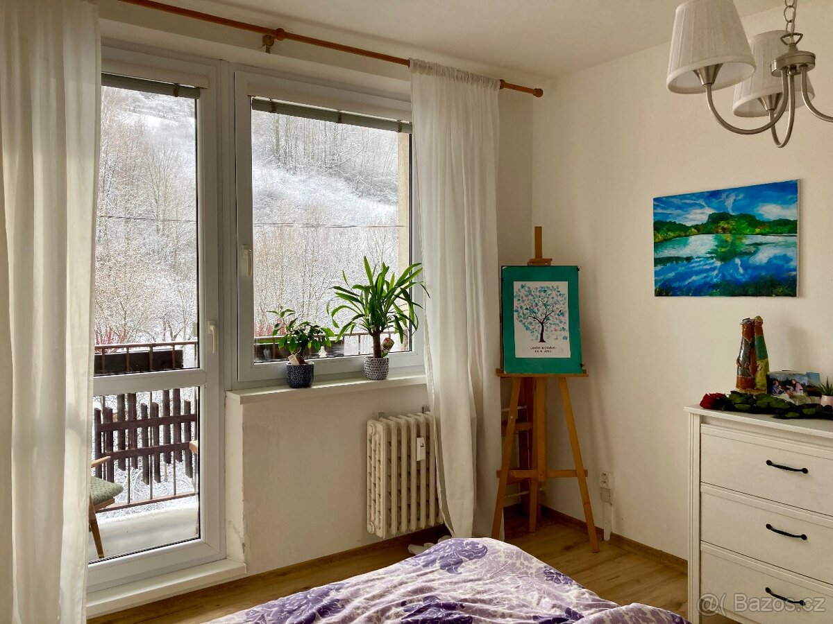 Ložnice/dívčí pokoj v bílé barvě