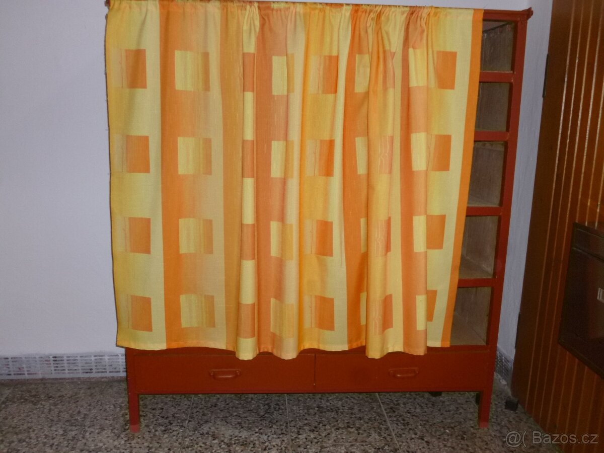 Kovový botník s 5 dřevěnými policemi a 2 zásuvkami