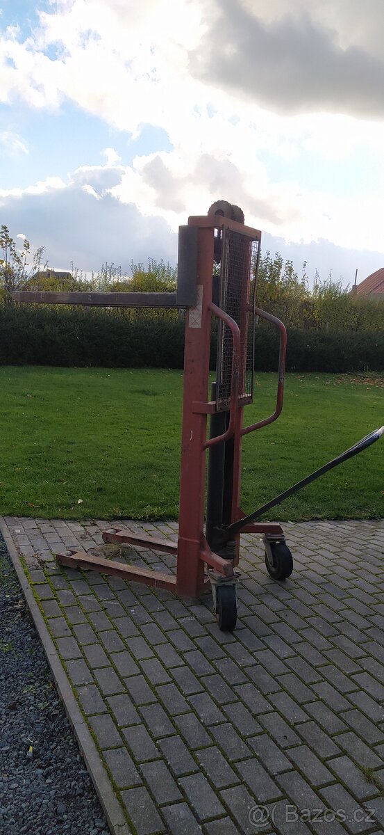 Prodám Paletový vozík se zdvihem 155 cm.