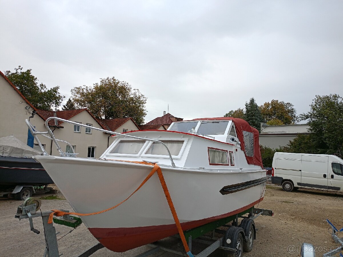 Kajutová loď diesel.