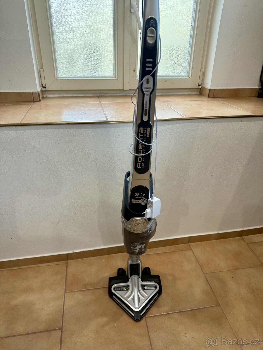 Tyčové vysavačš ROWENTA Air Force Silince