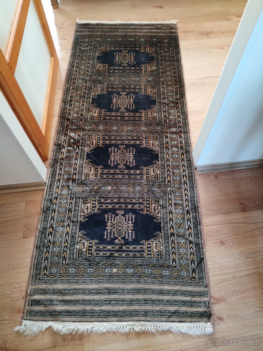 Perský koberec vlněný.