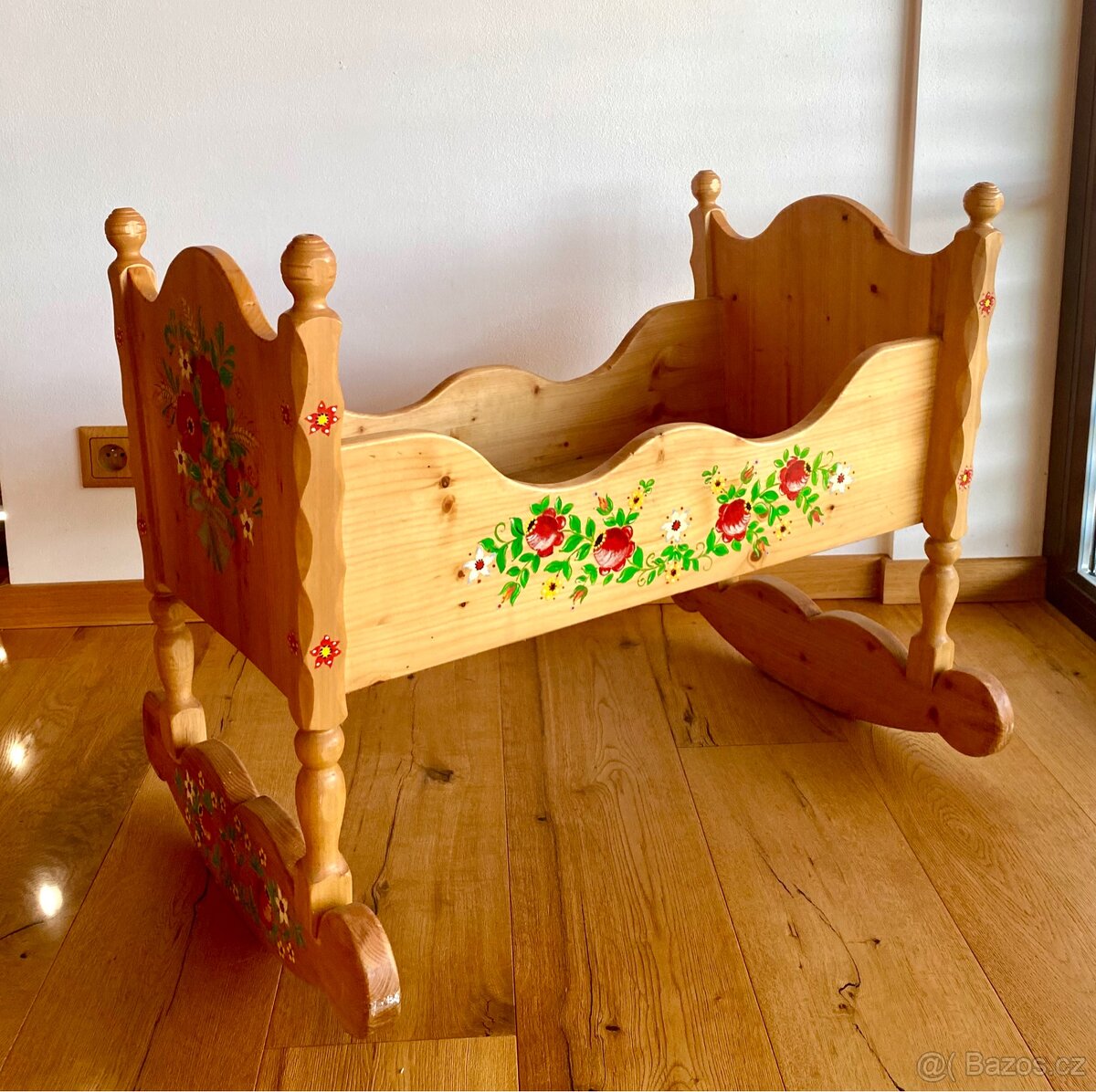 Stará dřevěná malovaná kolébka