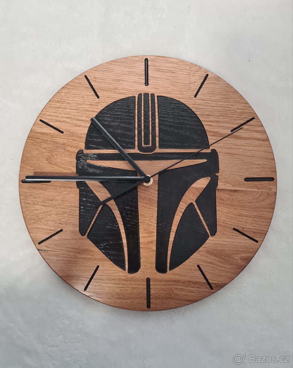 Dřevěné hodiny ,,Mandalorian"