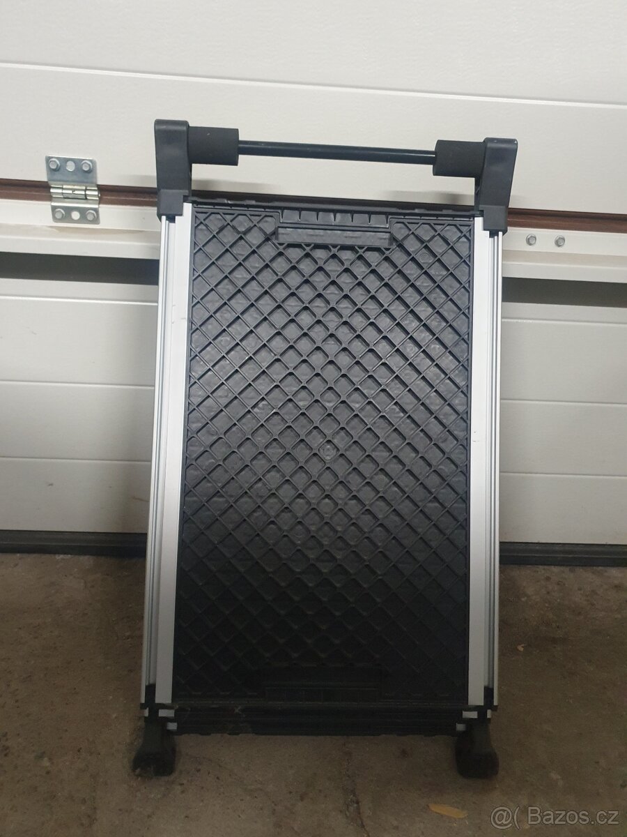 plošina pro nástup do auta