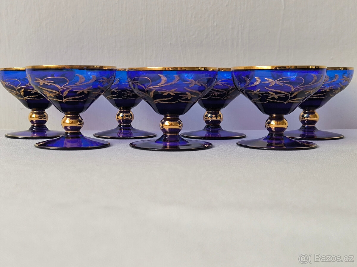 Sklenička modrá 7x, zlatě vyryté