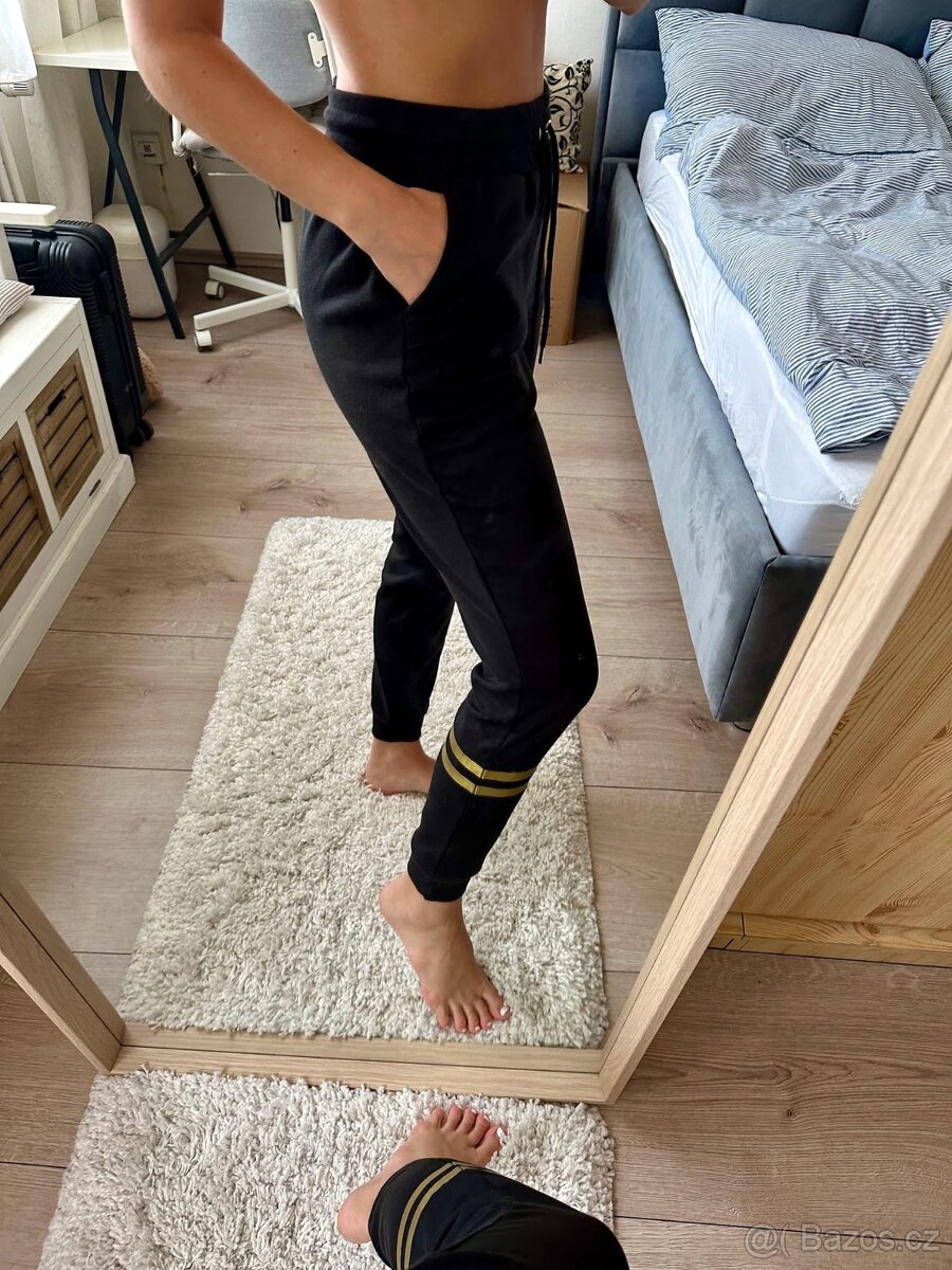 GUESS ČERNÉ TEPLÁKY