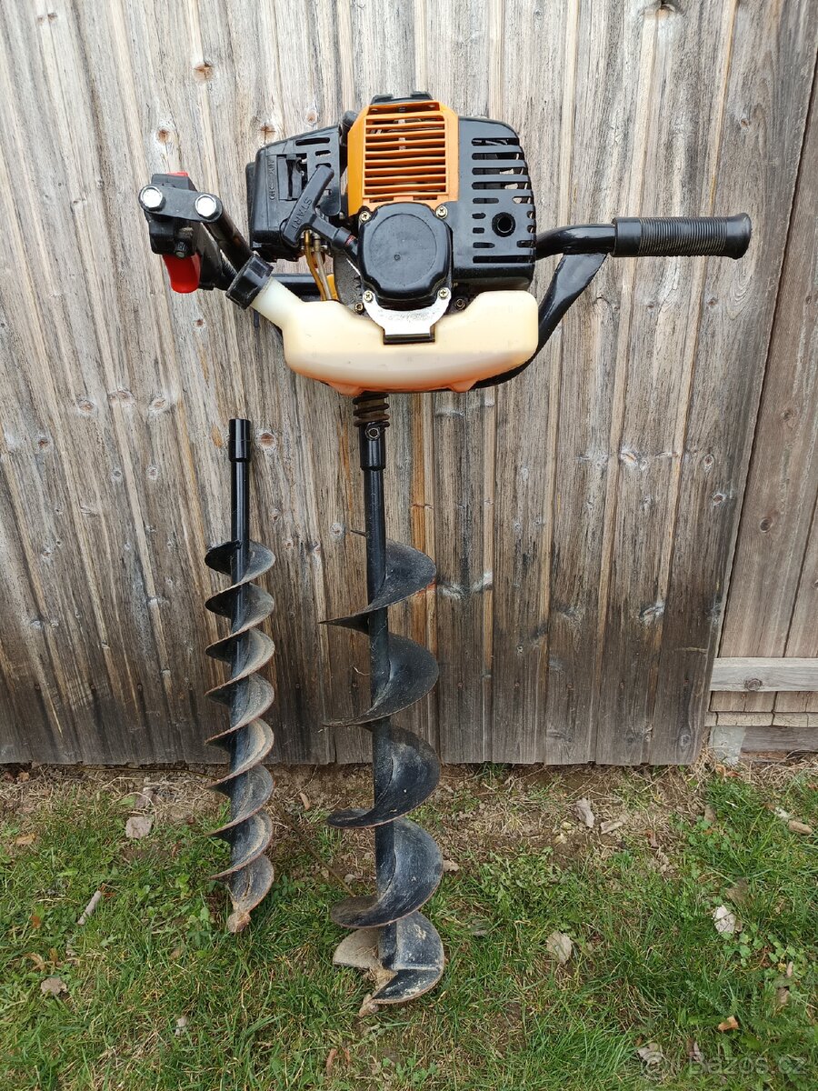 Benzinový zemní vrták