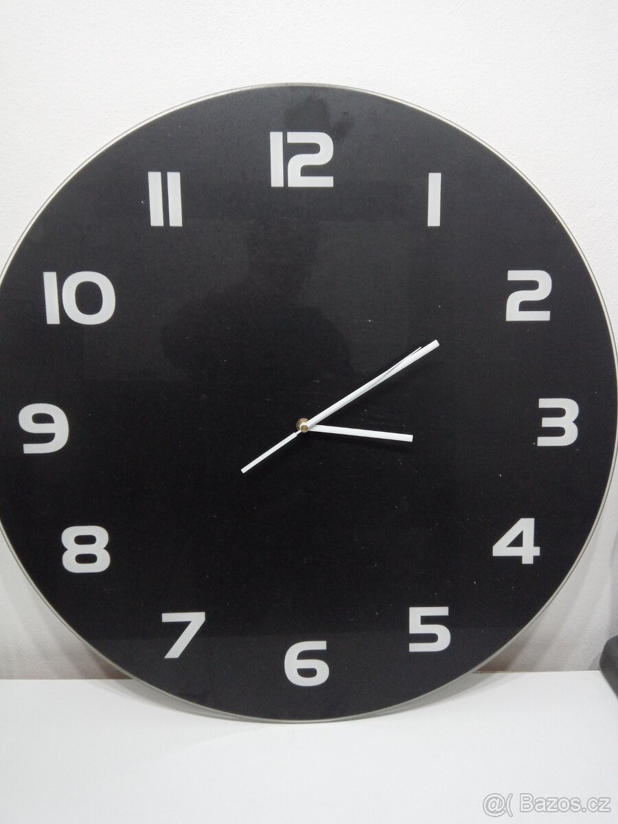 Černé  sklenene nástěnné hodiny,průměr 60 cm