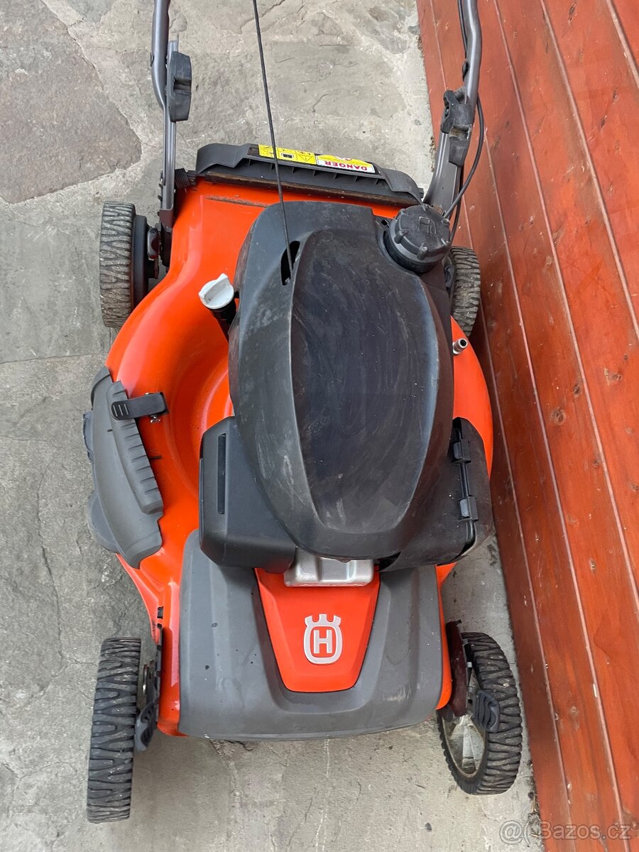 Benzinová sekačka Husqvarna s pojezdem