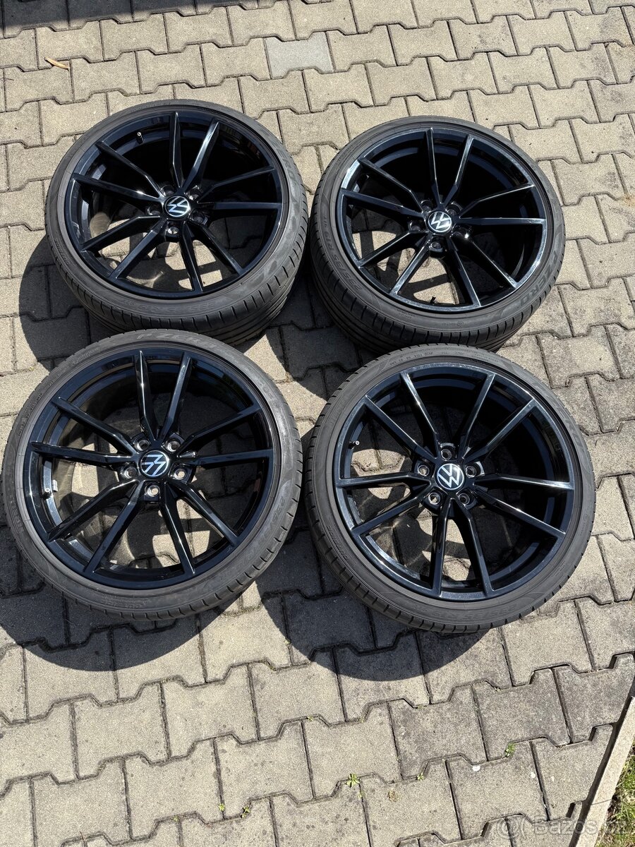 VW Pretoria black 235/35 R19 8Jx19 ET 50