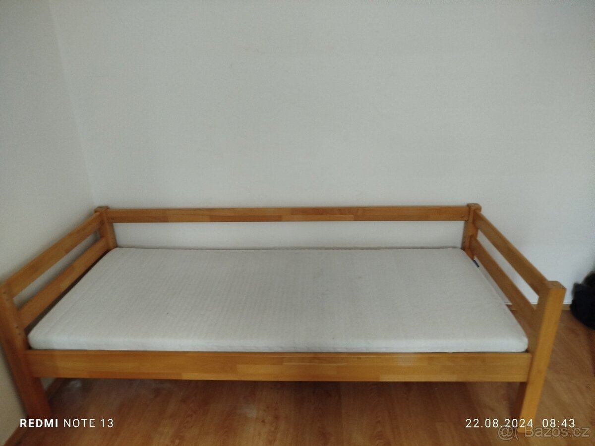 Postel s matrací