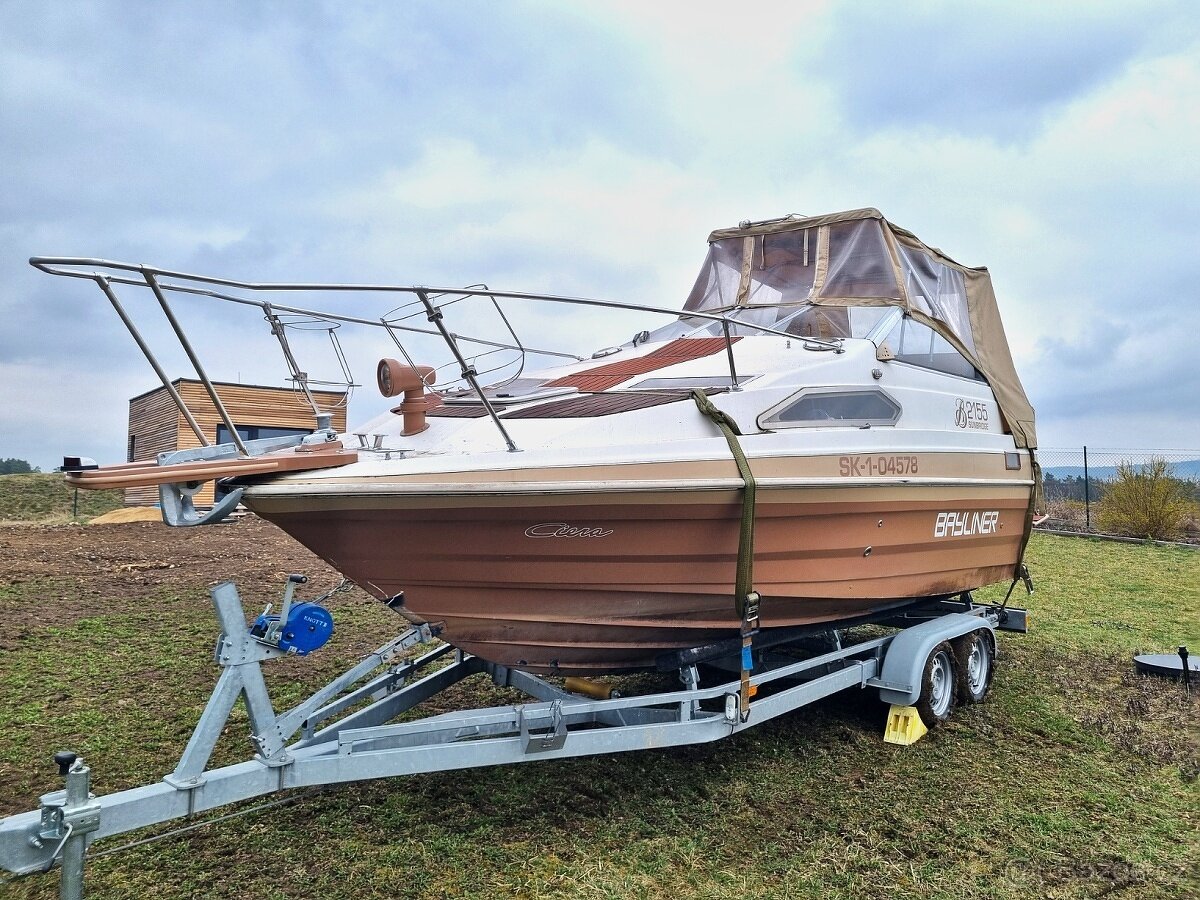 Pěkný Cruiser Bayliner 2155 s dieselovým motorem