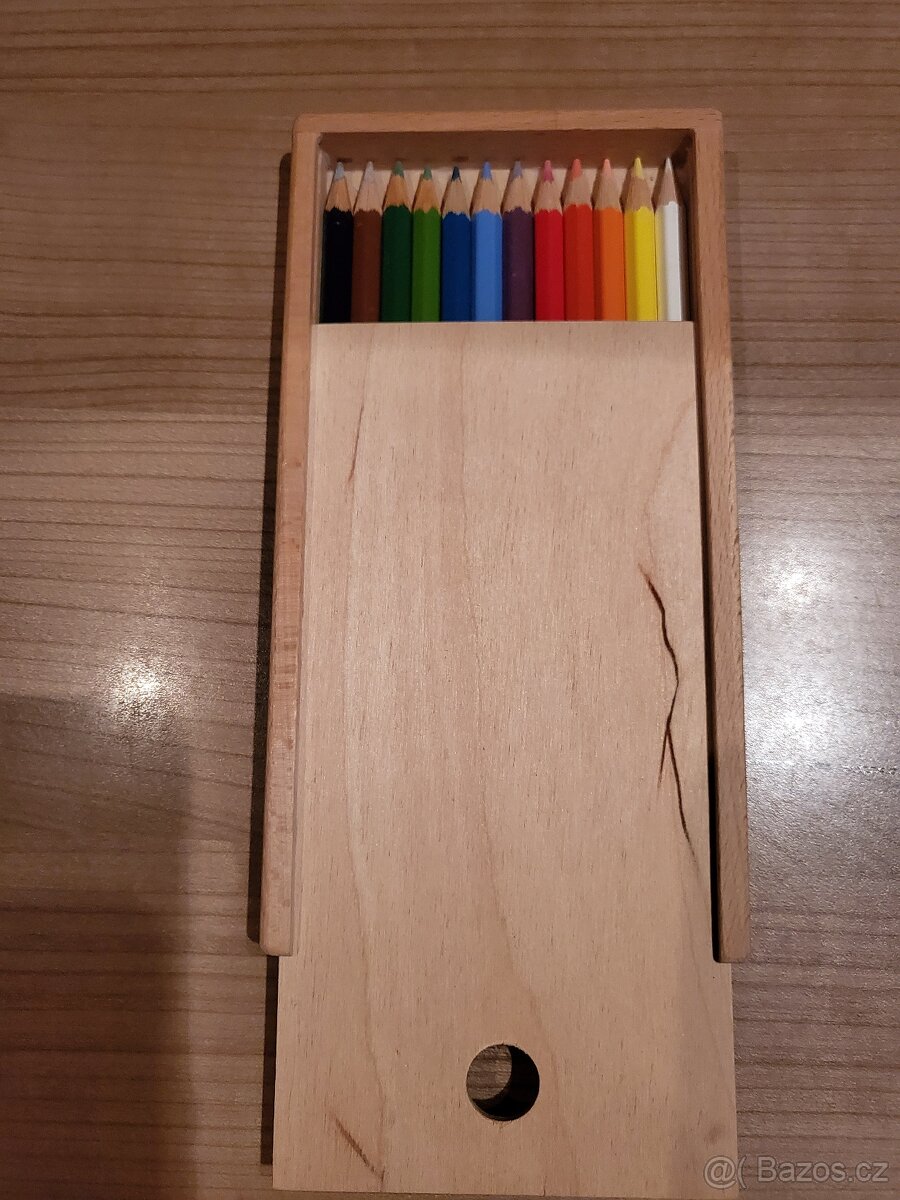Pastelky v dřevěném pouzdře