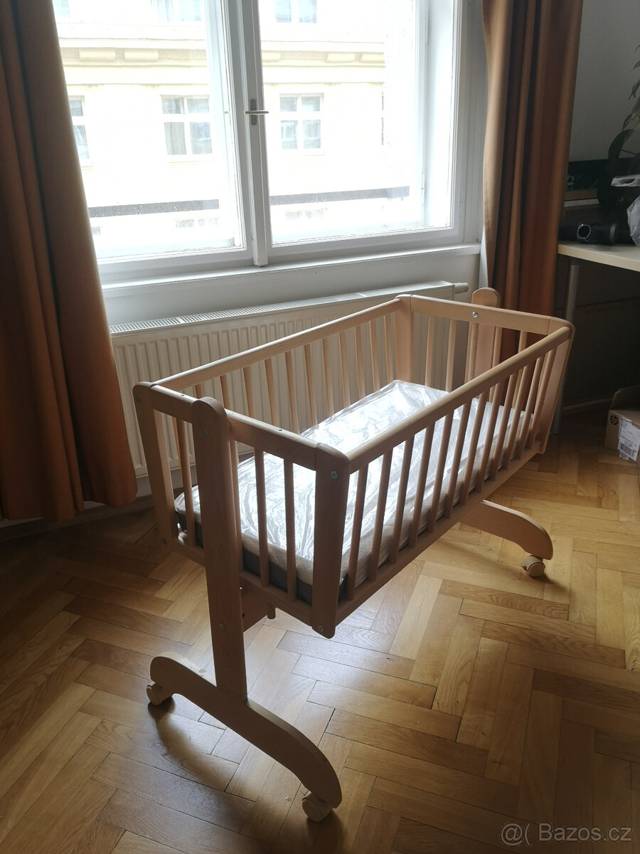 Dětská kolebka z masivního dřeva