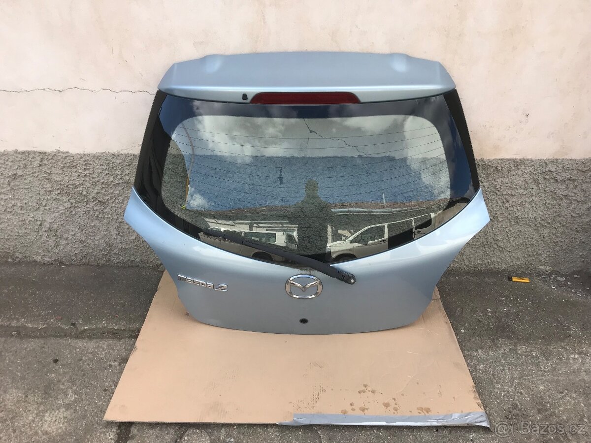 Mazda 2 2008 zadní vrata nárazník svetlo