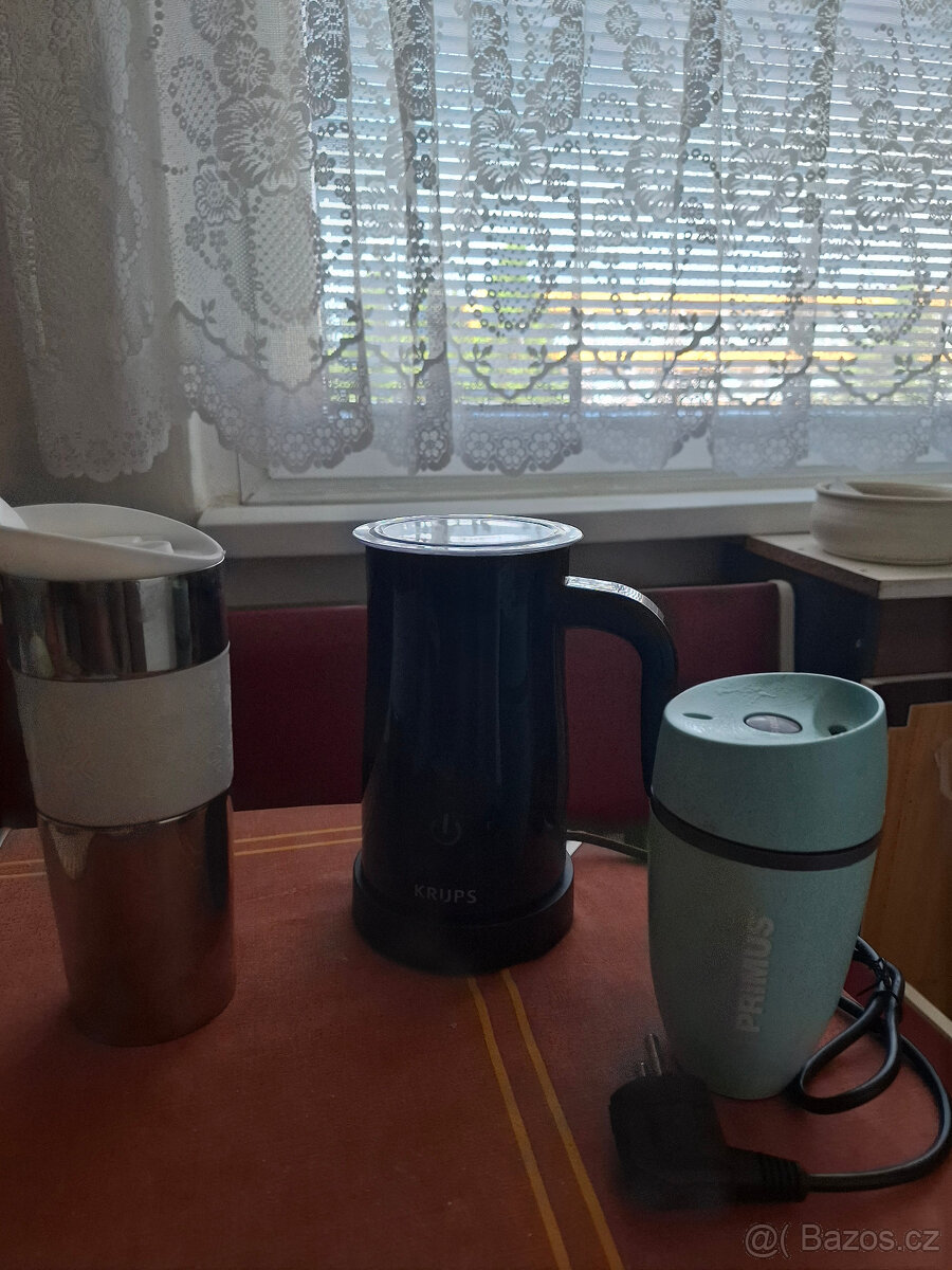 Prodám malou rychlovarnou konvici,termohrnky