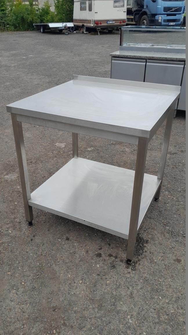 Nerezový stůl se spodní polici a lemem 85x80x90 cm