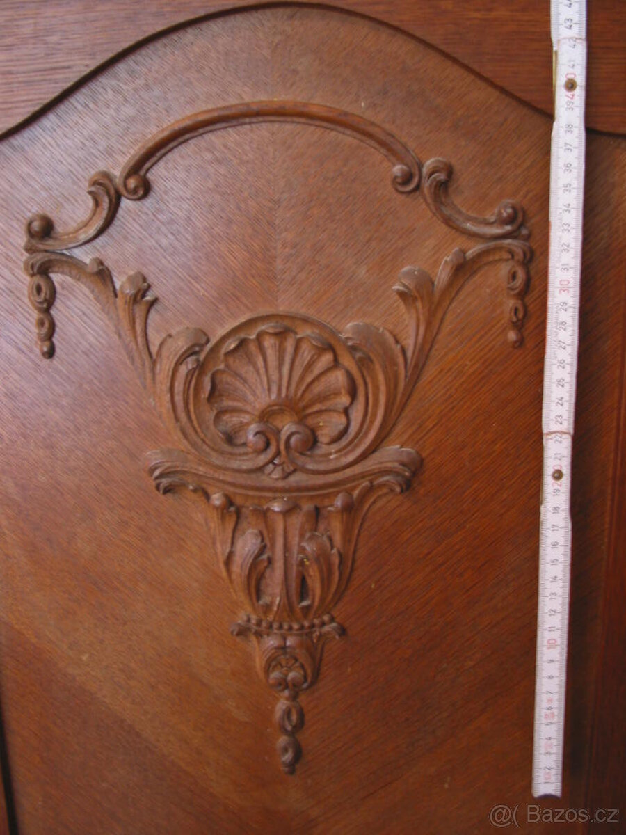 Skříň starožitná na šaty s ornamenty, dvoukřídlá + zásuvky