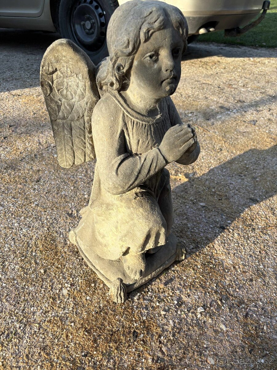 Kamenná socha anděla