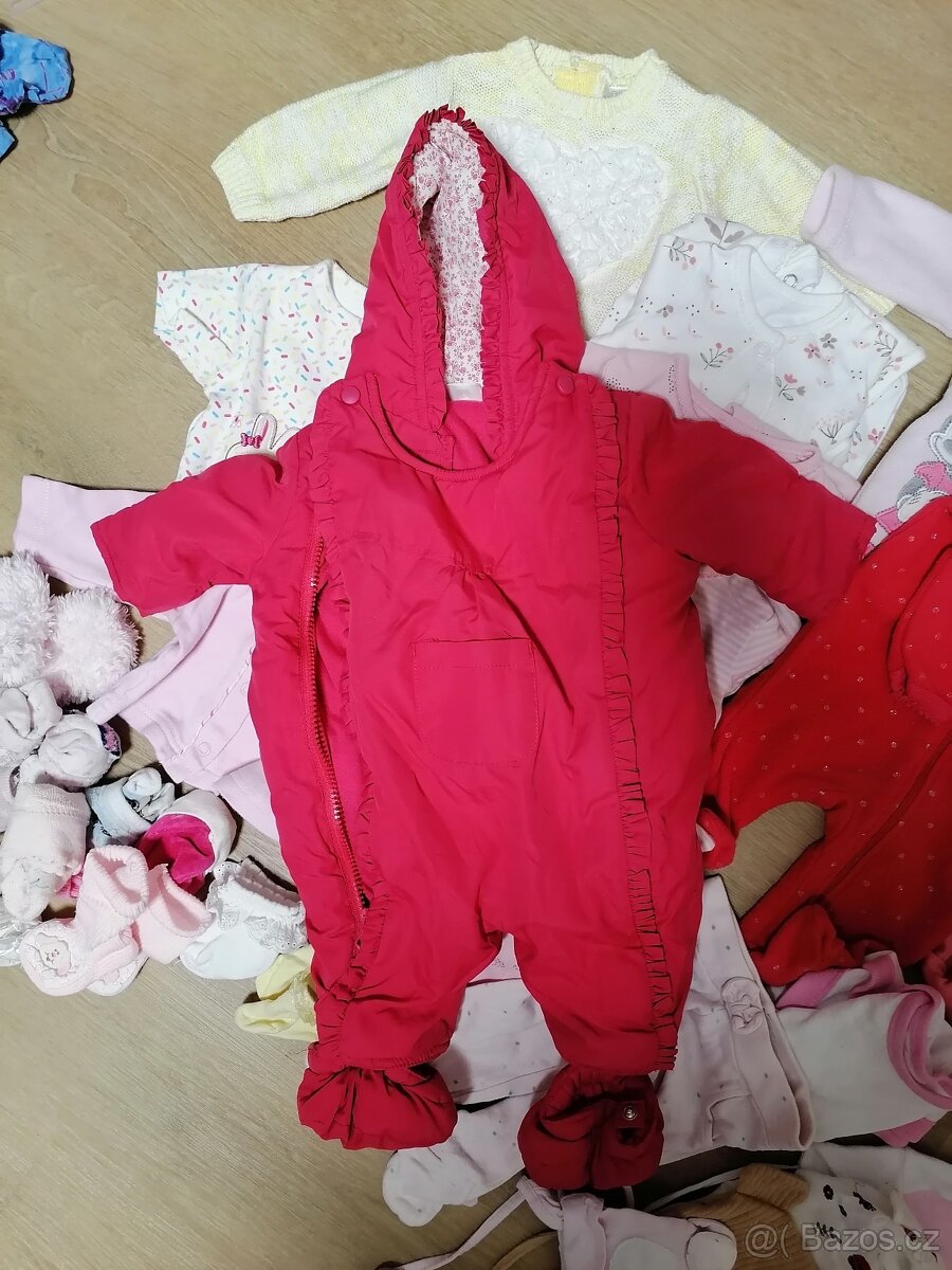 Balík oblečení pro novorozenou holčičku
