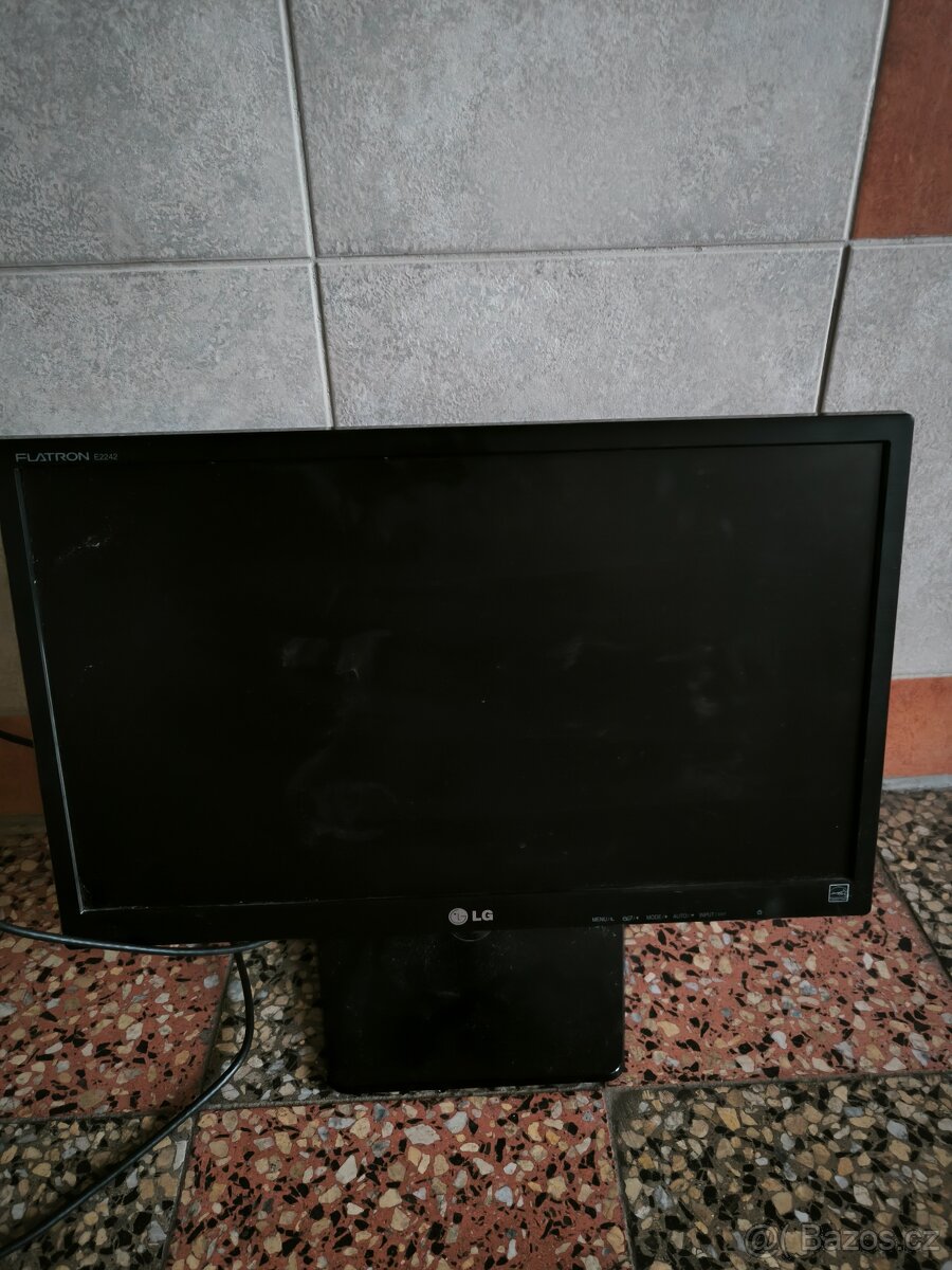 Monitor LG, klávesnice génius