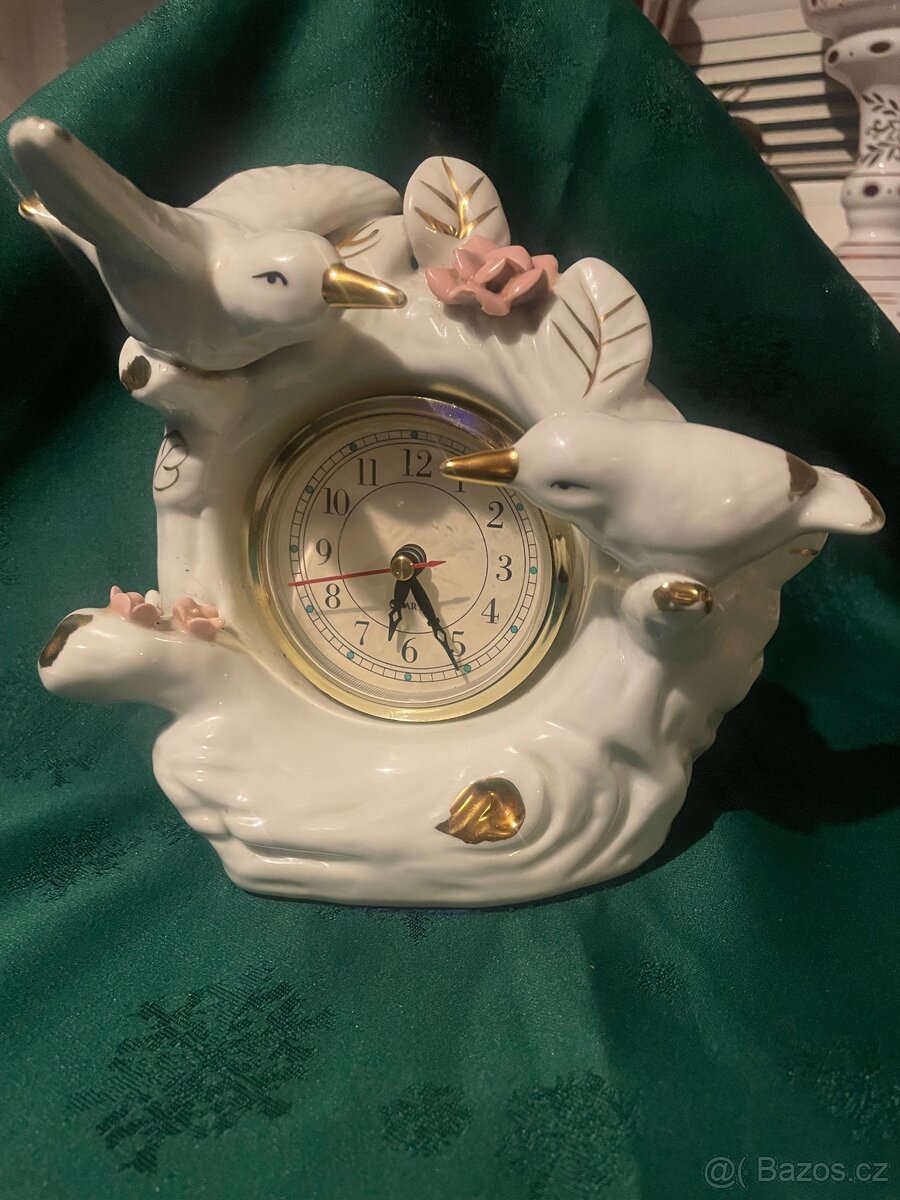 Porcelánové zlacené hodiny.