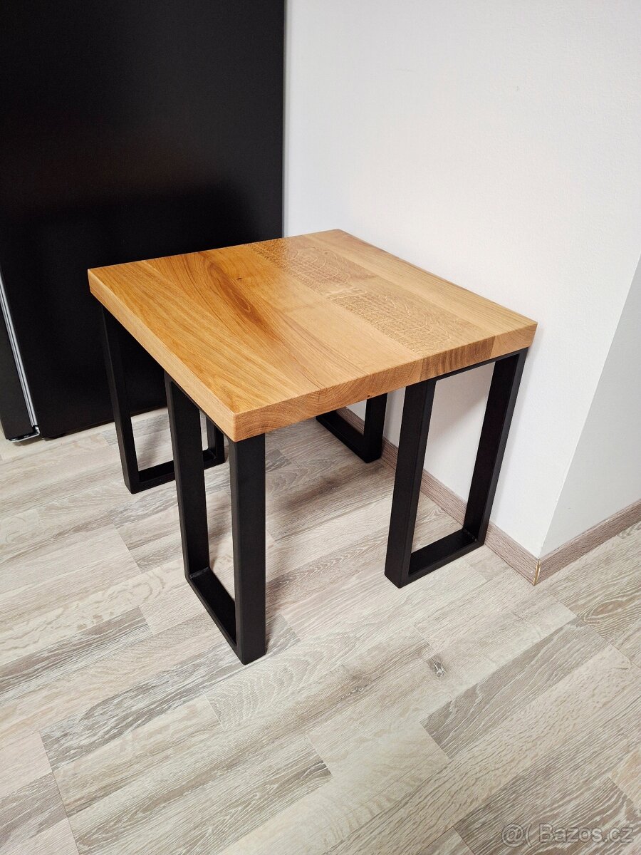 Designový dubový stolek