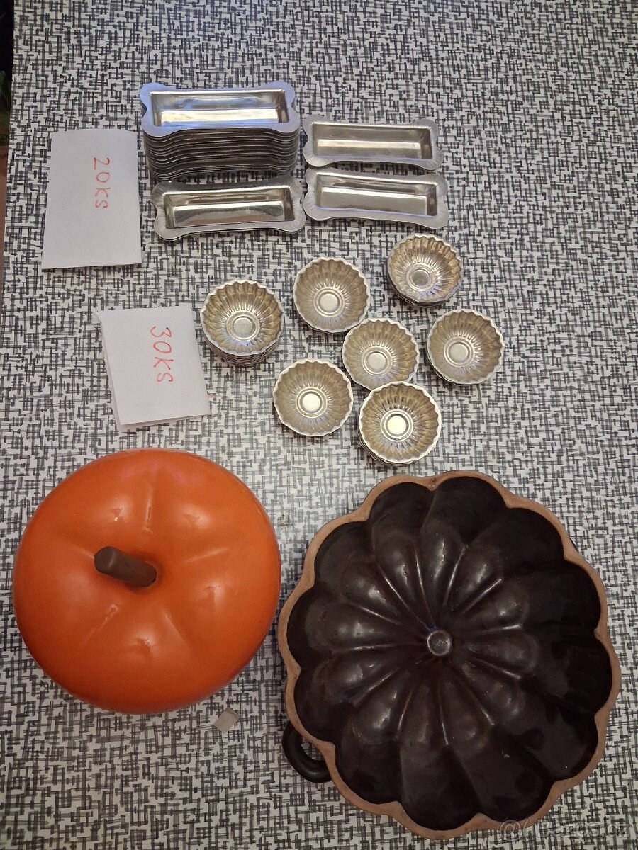 Retro věci/formičky/plas.jablko/keramicka forma na babovku.