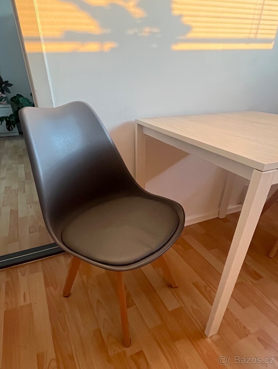 Jídelní stůl a židle