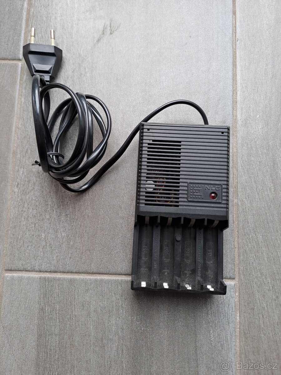 Nabíječka 4x AA baterií