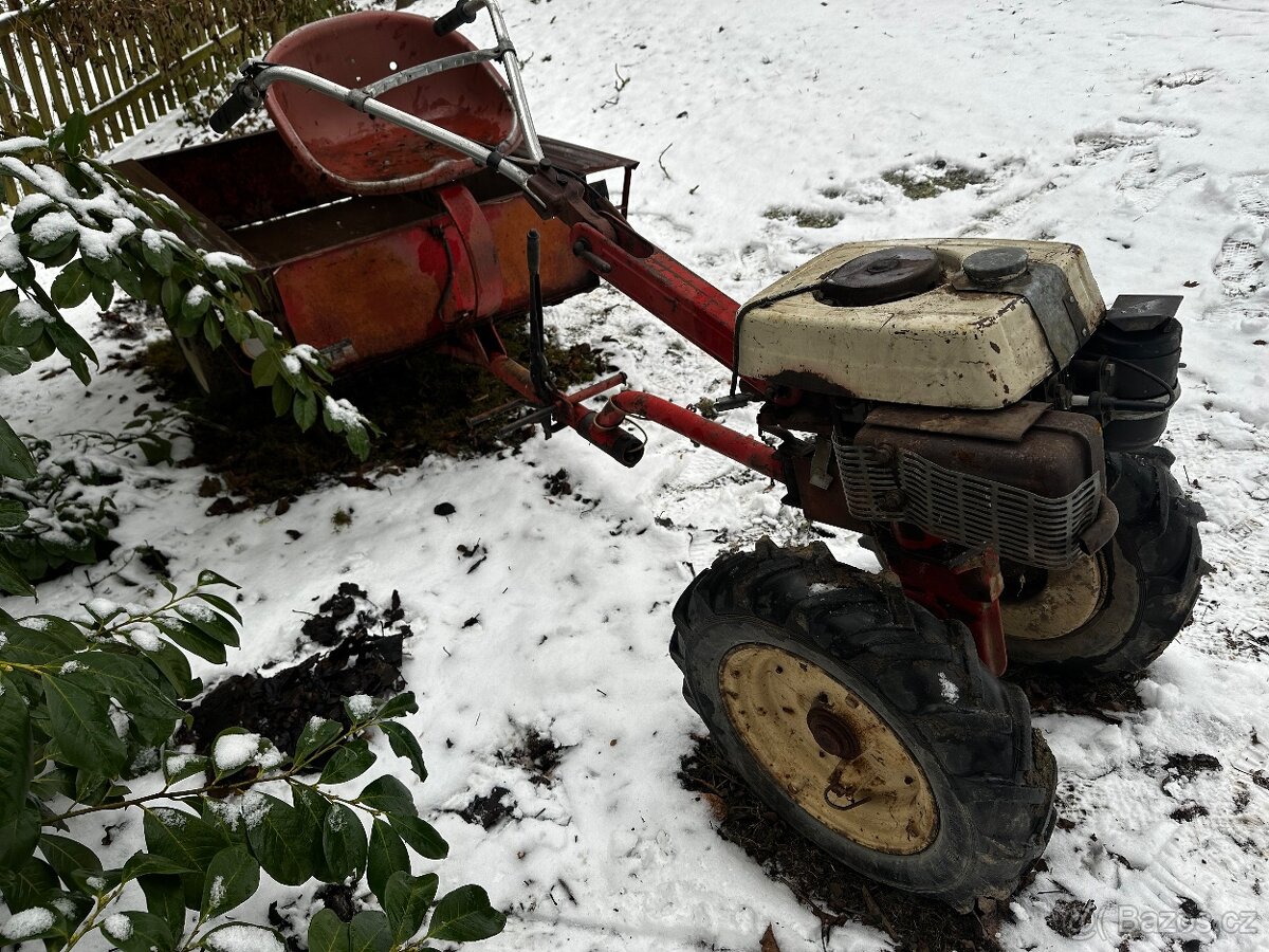 Malotraktor s vlečkou