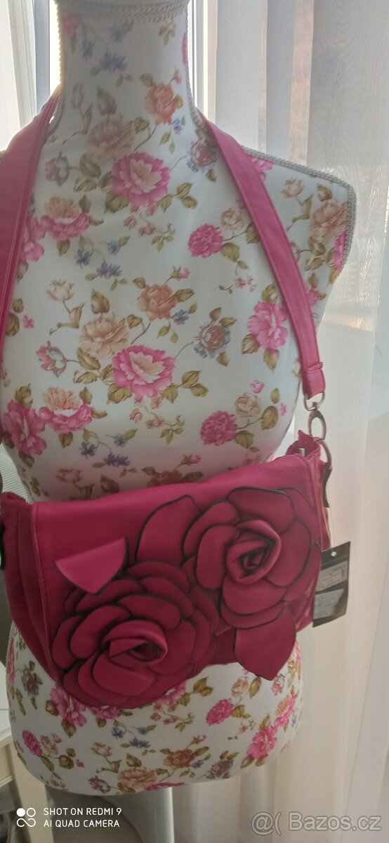 Růžová kabelka s květy