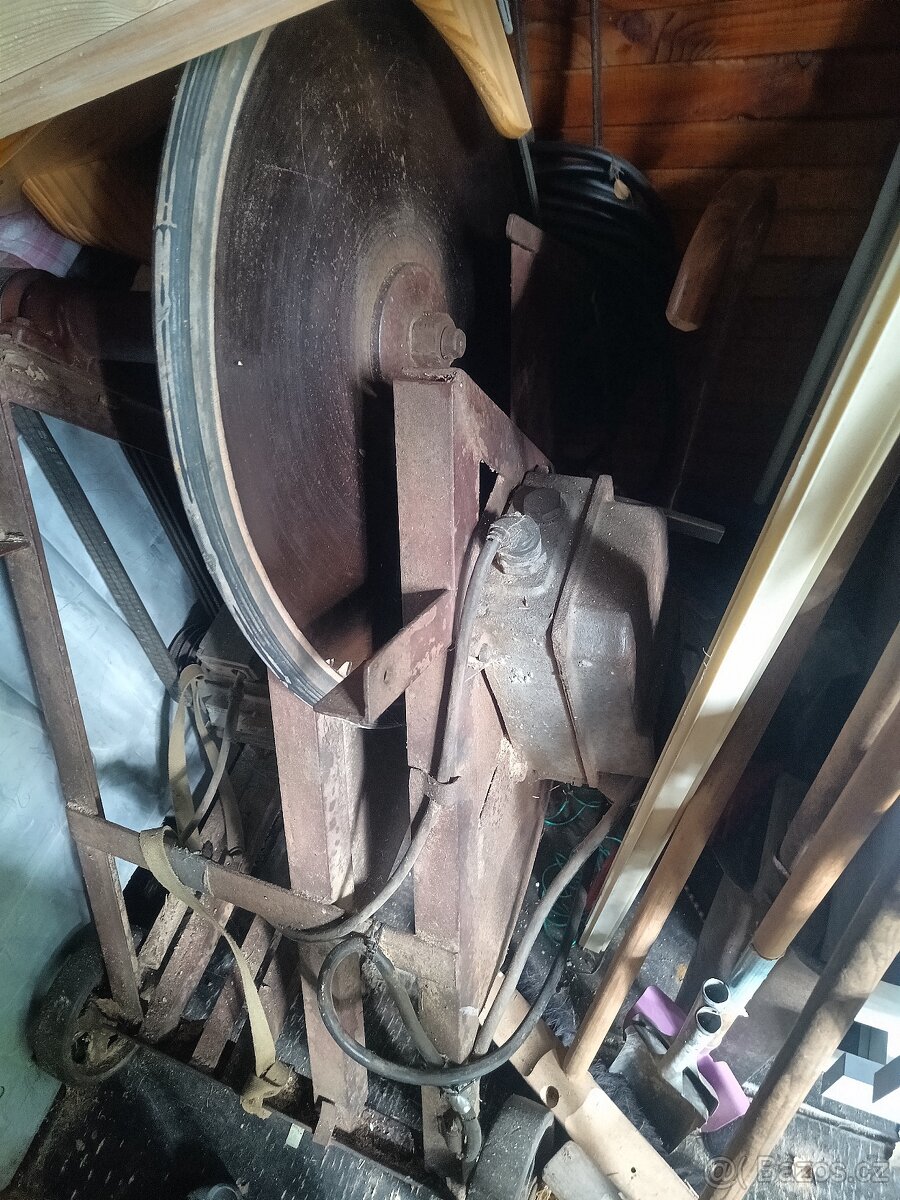 Pila cirkulárka kolečková.