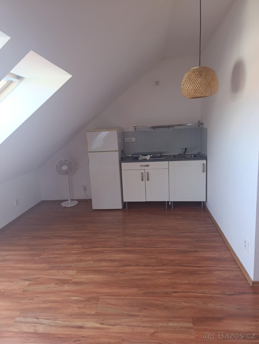 Pronájem bytu 1+kk, ul. Zeyerova, Olomouc