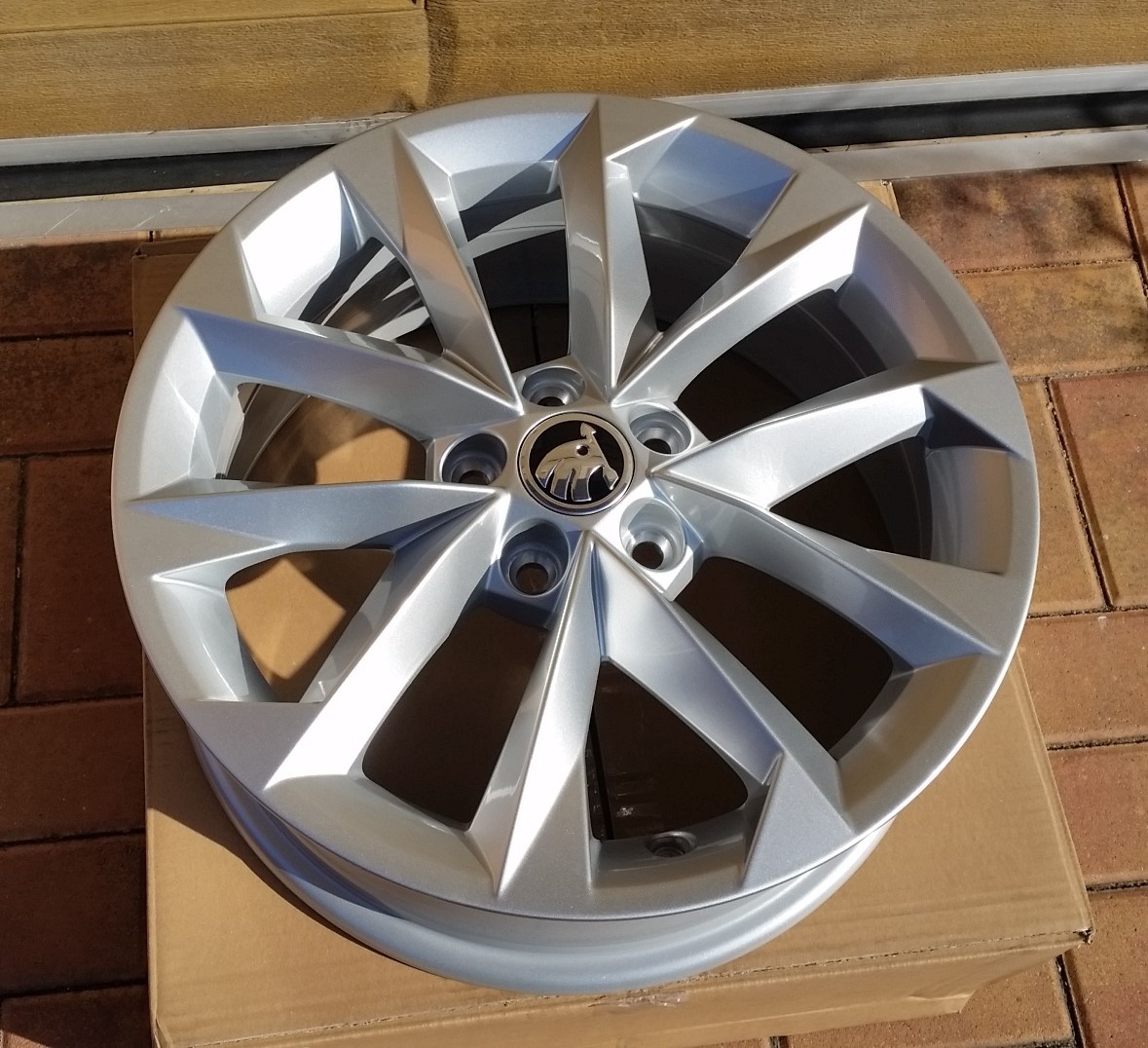 NOVÉ originální ALU kola ŠKODA 5x100 R16 Scala Kamiq