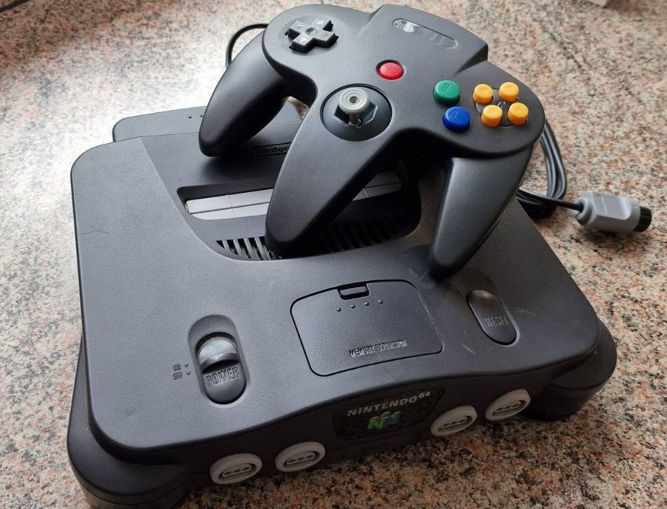 NINTENDO 64 VČETNĚ ZDROJE A OVLADAČE doprava zdarma