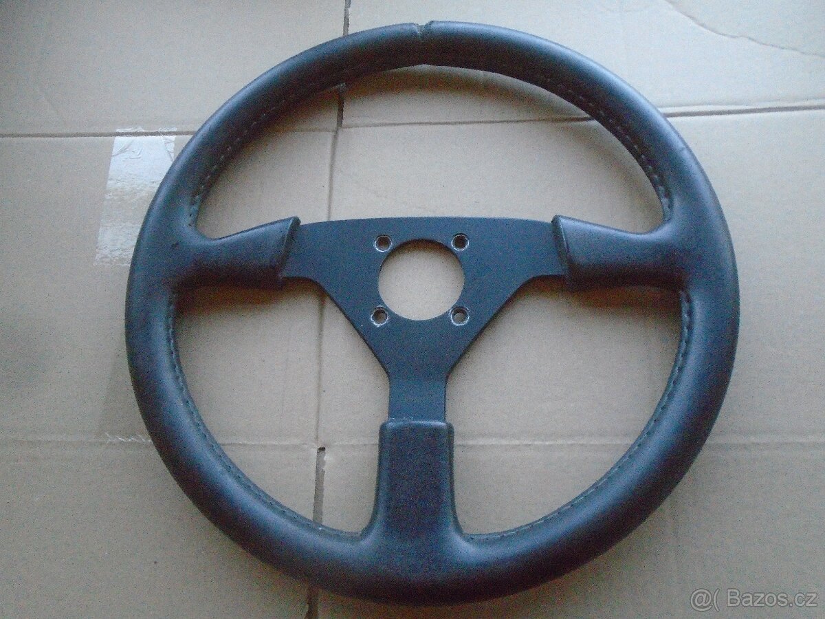 špotový volant Momo