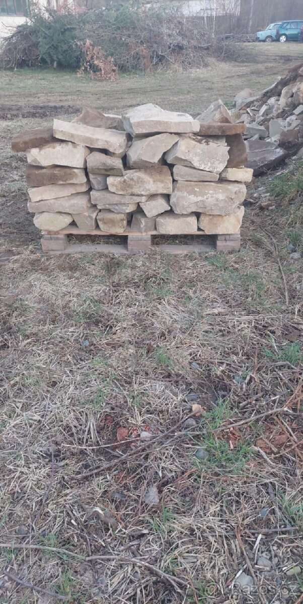 Stodolový kámen na paleťe skládaný cca 5m²