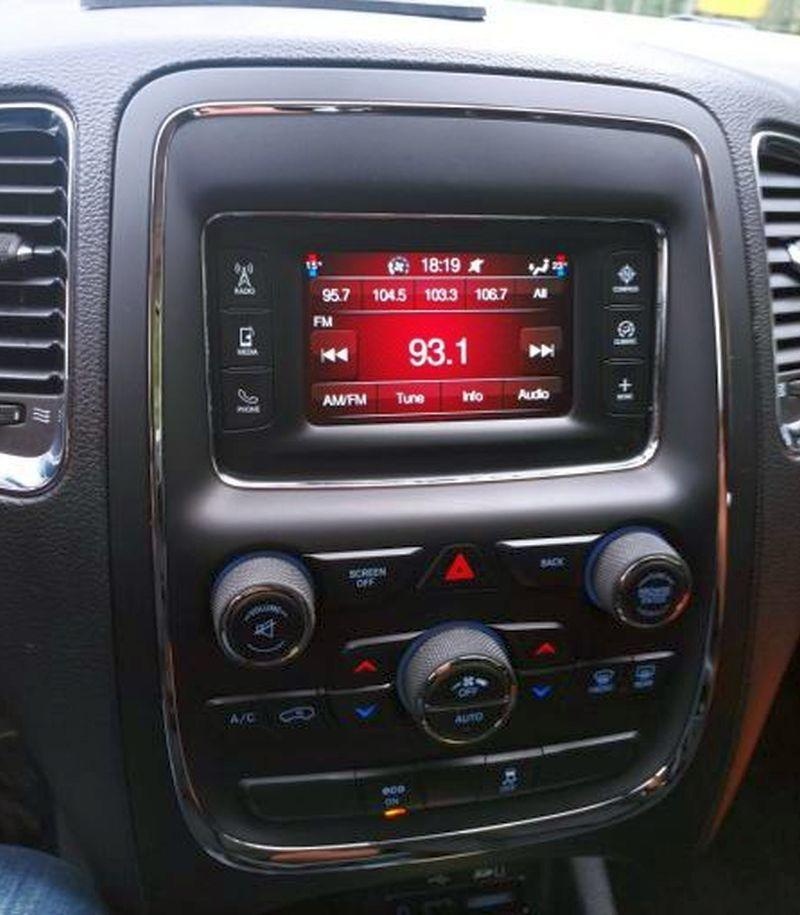 Autorádio včetně panelu s ovládacími prvky Dodge Durango