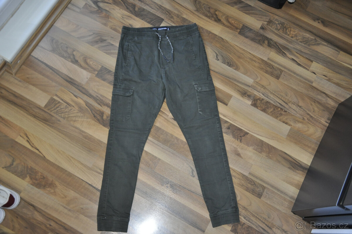 khaki kapsáče, jogger kalhoty s kapsami