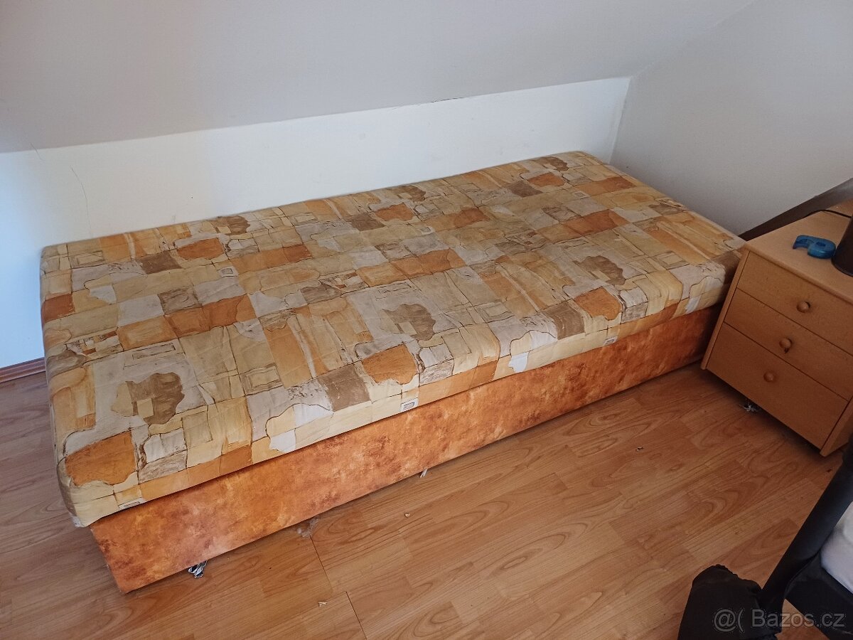 Válenda s úložným prostorem