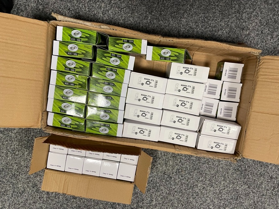 Prodám 15 x bílé 11 x černé bodové světlo, 15 x LED žárovka