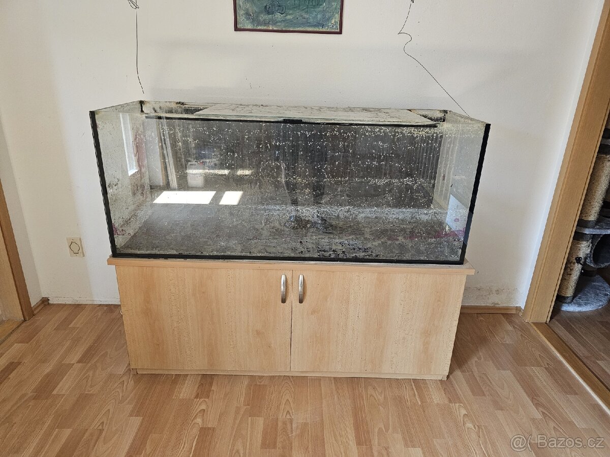 Prodám akvárium + skříňku