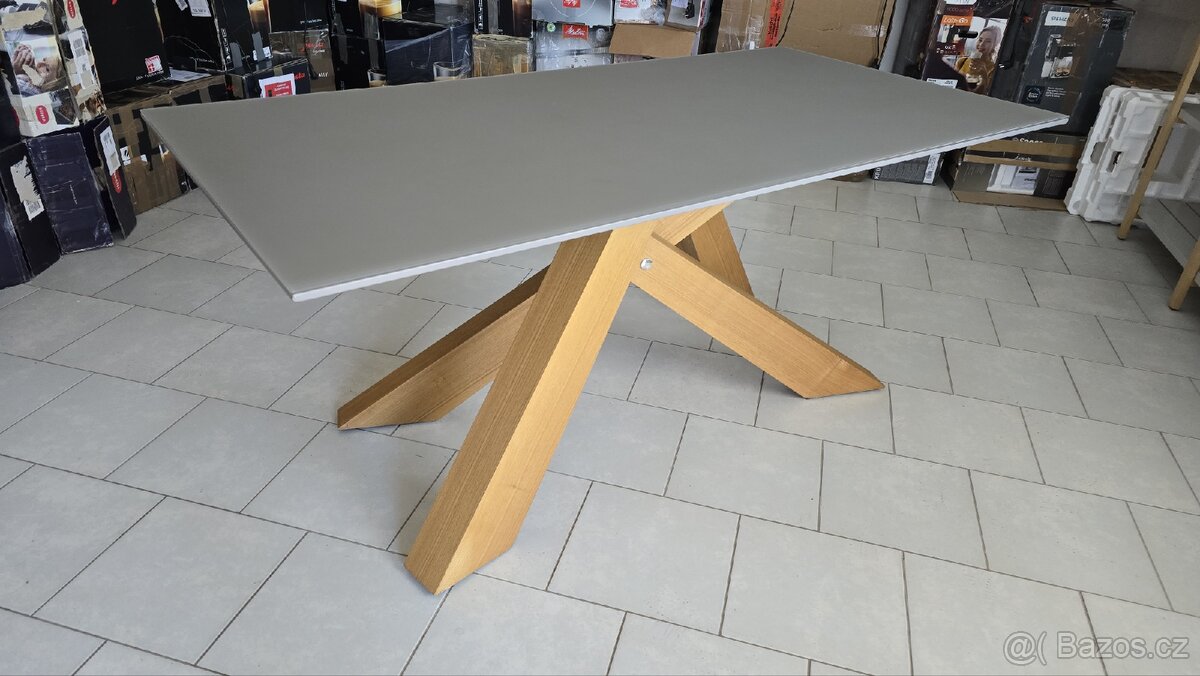 Designový jídelní stůl / Původní cena 15 tis.